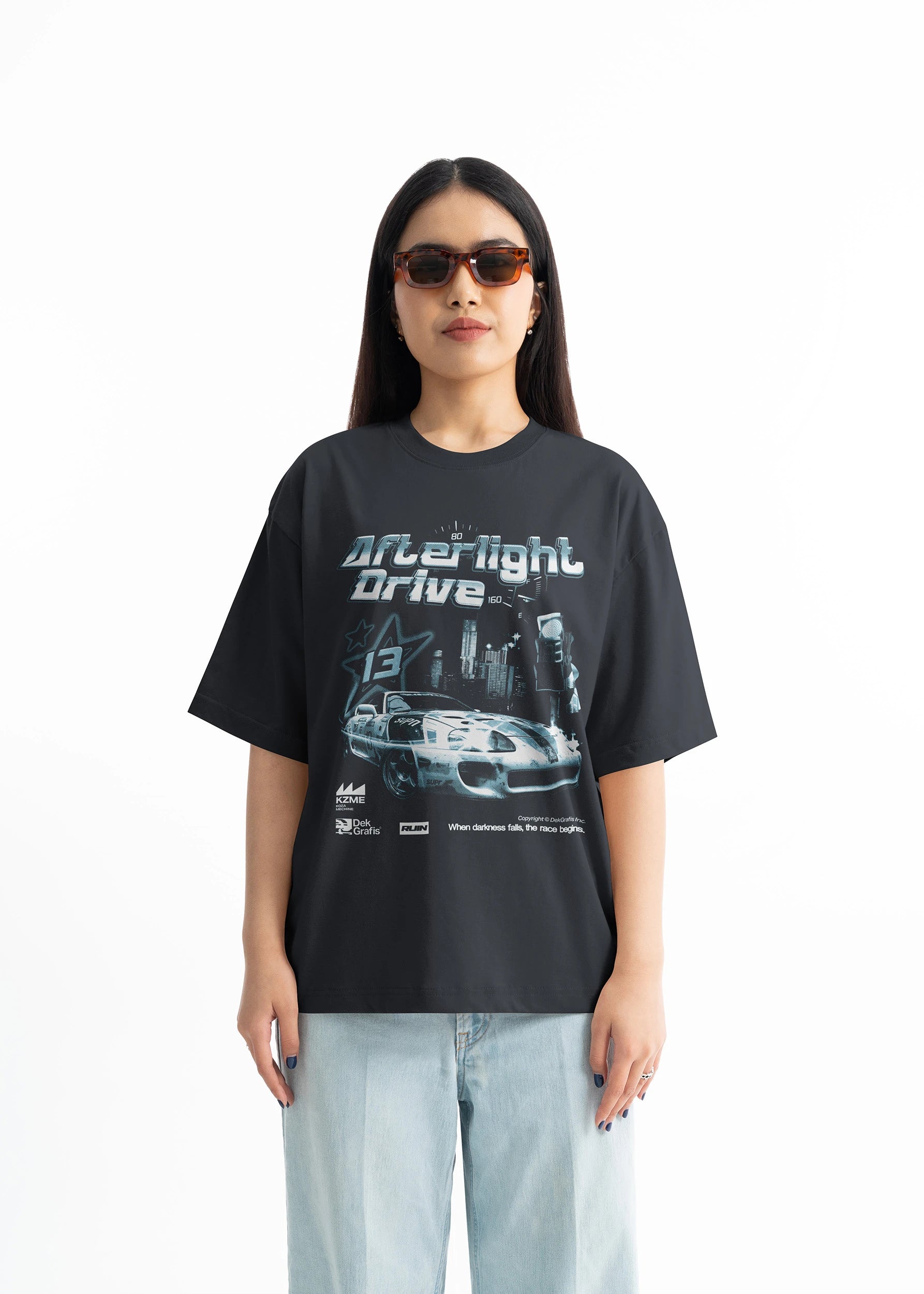 5 Premium Oversized Tees Woman Mockups 2025