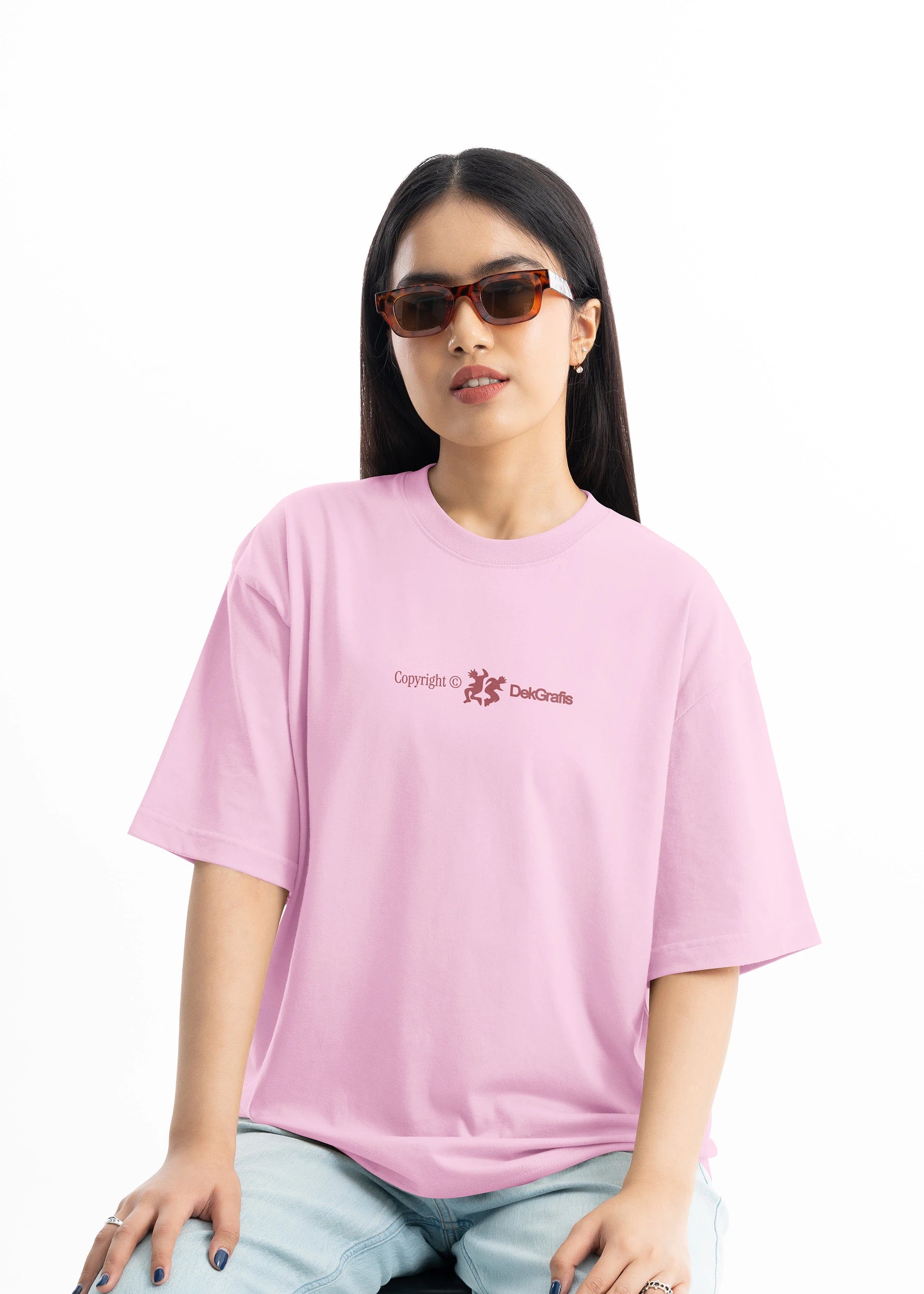 5 Premium Oversized Tees Woman Mockups 2025