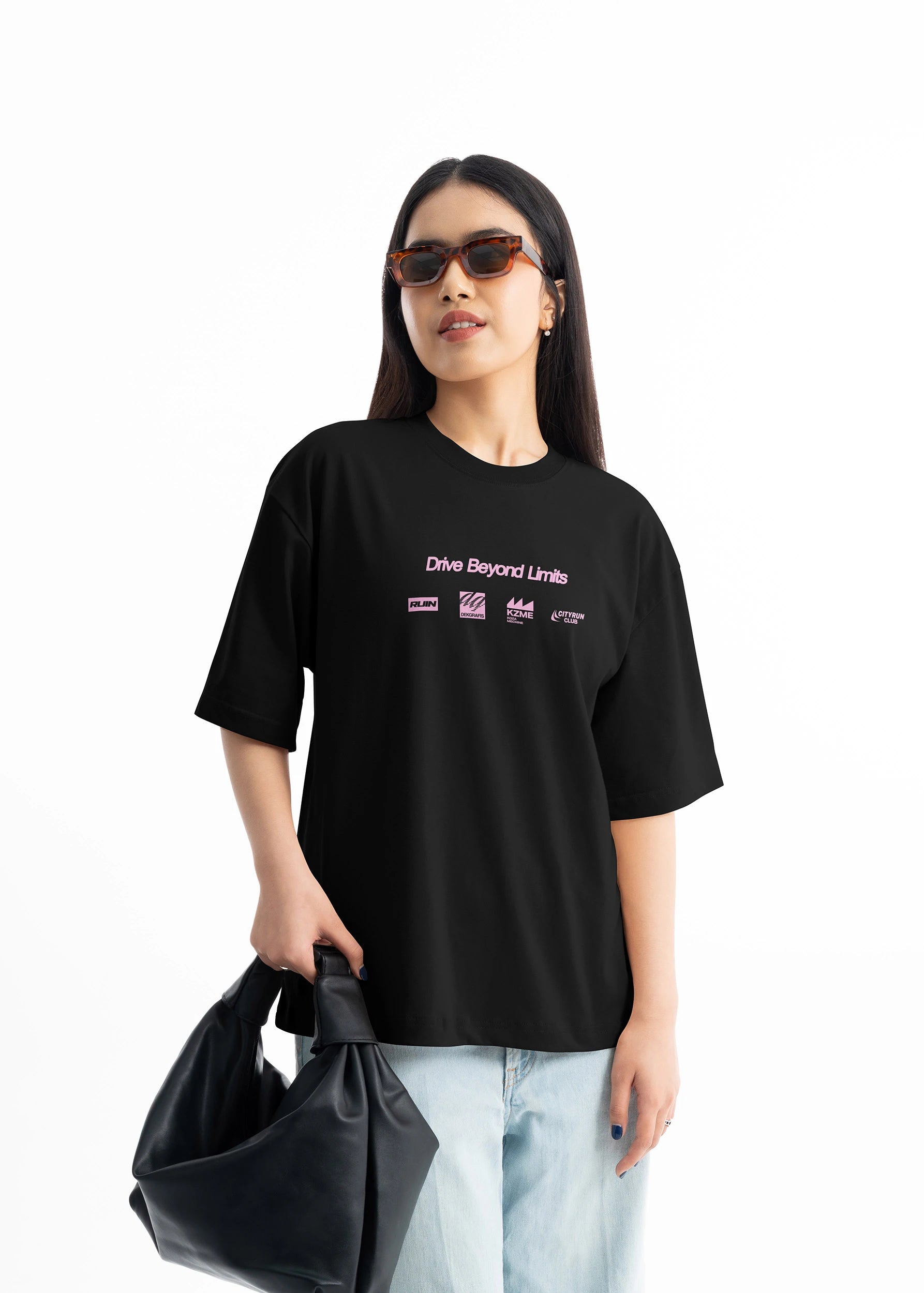 5 Premium Oversized Tees Woman Mockups 2025