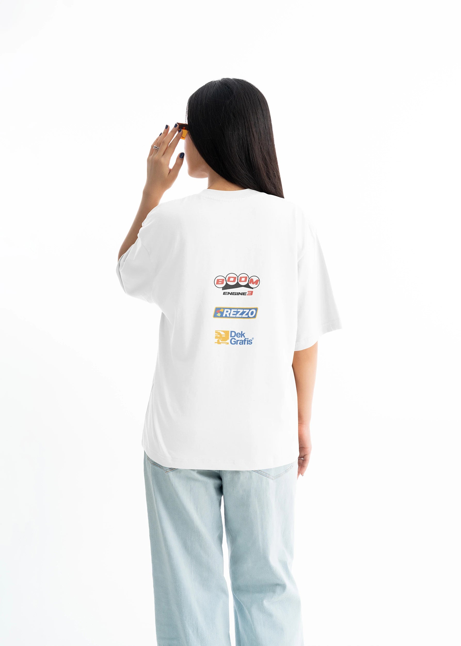 5 Premium Oversized Tees Woman Mockups 2025